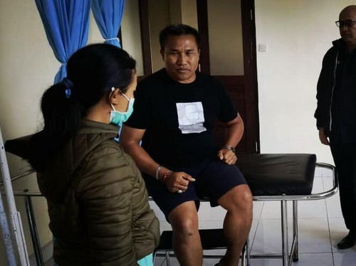 Korban I Nyoman D (tengah) korban pengeroyokan di arena tabuh rah di Pura Matelan, Kintamani, Bangli