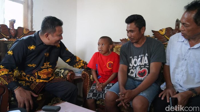 Ketua DPRD Bone Irwandi Burhan menemui Andi Ikbal, siswa kelas V SD 223 Mattampa Walie, Bone, Sulawesi Selatan (Sulsel) yang dikeluarkan dari barisan saat gerak jalan HUT RI ke-77 gegara bajunya kusam.