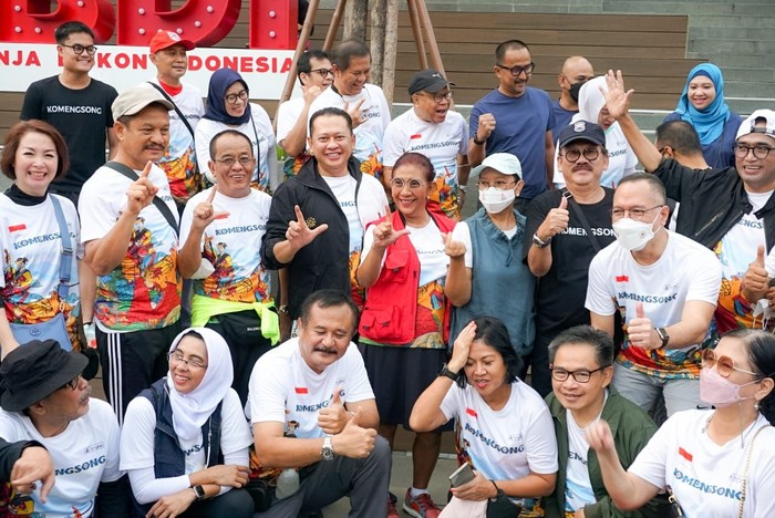 Ketua MPR RI Bambang Soesatyo menikmati akhir pekan dengan jalan pagi di kawasan perbelanjaan Sarinah bersama para menteri Kabinet Indonesia Maju serta beberapa wartawan senior.