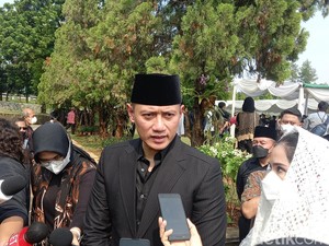 Hadiri Pemakaman di TMP Kalibata, AHY Sebut Hermanto Dardak Sosok Inspiratif