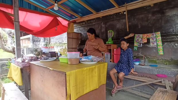 Ketut Sri Inten (32), salah seorang penjual Bubuh Bali khas Geluntung, Tabanan.