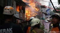 Kebakaran tersebut diduga berasal dari konsleting listrik yang terjadi di salah satu rumah warga.  