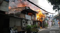 Petugas tersebut lokasi kebakaran dekat Sanayan City. Sementara itu, akun resmi Damkar DKI menjelaskan titik api berada di rumah tinggal di Jalan Simprug Golf II RT 4 RW 8, Grogol Selatan, Kebayoran Lama, Jaksel.  