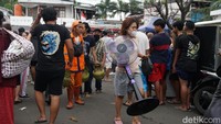 Sejumlah warga tampak mencoba menyelamatkan barang-barang yang masih bisa mereka selamatkan.  