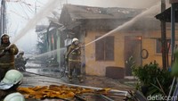 Sebanyak 21 unit mobil damkar meluncur ke lokasi.  