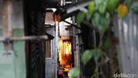 Laporan kebakaran diterima pukul 10.48 WIB. Saat ini api masih berkobar.  