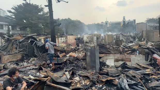 Kondisi bangunan hangus terbakar di Jl Simprug Golf, Jakarta Selatan.