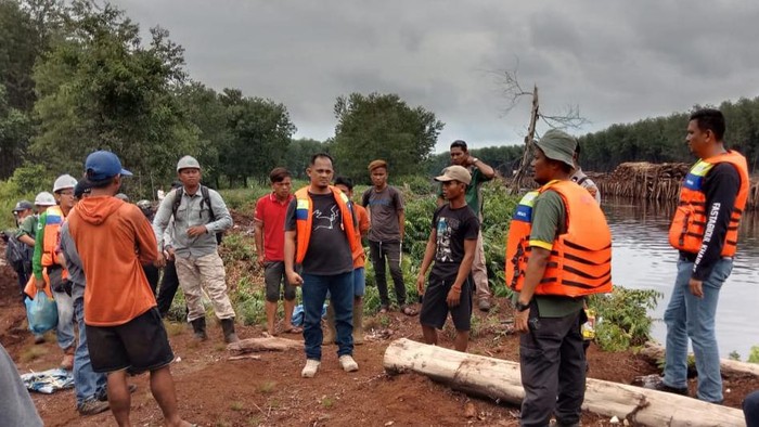 Petugas memeriksa lokasi konflik manusia dan harimau di Desa Serapung Kecamatan Kuala Kampar, Pelalawan, Riau. (Istimewa)