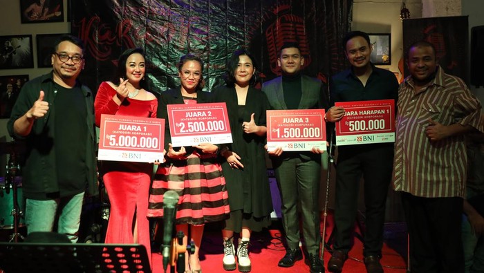 Dewan Juri Ranie Klees (tengah), Hariyanto Boedjl (kiri) dan Maxi King of Sould (kanan) berfoto bersama dengan pemenang seusai penyerahan hadiah kepada pemenang Katagori Korporasi/BUMN pada Grand Final Festival Karaoke 2022 Korporasi dan Media Massa di Maxi Cafe Kemang, Jakarta Selatan, Sabtu (20/8/2022). Festival Karaoke Korporasi dan Media yang ke-4 kalinya ini merupakan ajang untuk silaturahmi bagi wartawan dan karyawan korporasi, BUMN dan juga merupakan kesempatan bagi karyawan media massa dan korporasi, BUMN untuk menampilkan keahliannya dalam seni musik dan vokal.