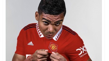 Meme yang menyindir bahwa Casemiro sudah pensiun dari memenangkan trofi setelah pindah dari Madrid ke MU. Foto: Twitter