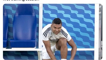 Ekspresi kurang mengenakkan Casemiro setelah melihat bagaimana sesi latihan Manchester United. Foto: Twitter