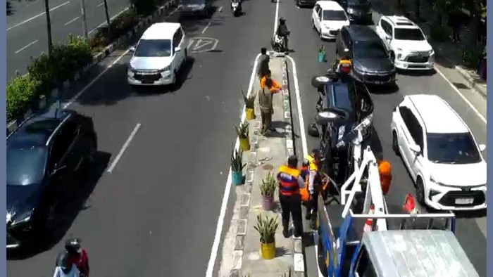 mobil terguling surabaya
