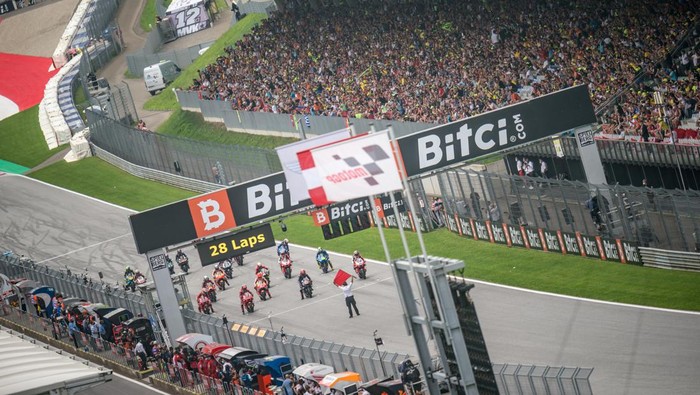 SPIELBERG, AUSTRIA - AUGUST 15: MotoGP race start during the race of MotoGP Bitci Motorrad Grand Prix at Red Bull Ring on August 15, 2021 in Spielberg, Austria. (Photo by Steve Wobser/Getty Images)