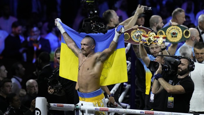 Ukraines Oleksandr Usyk celebrates after beating Britains Anthony Joshua to retain his world heavyweight title at King Abdullah Sports City in Jeddah, Saudi Arabia, Sunday, Aug. 21, 2022. (AP Photo/Hassan Ammar)