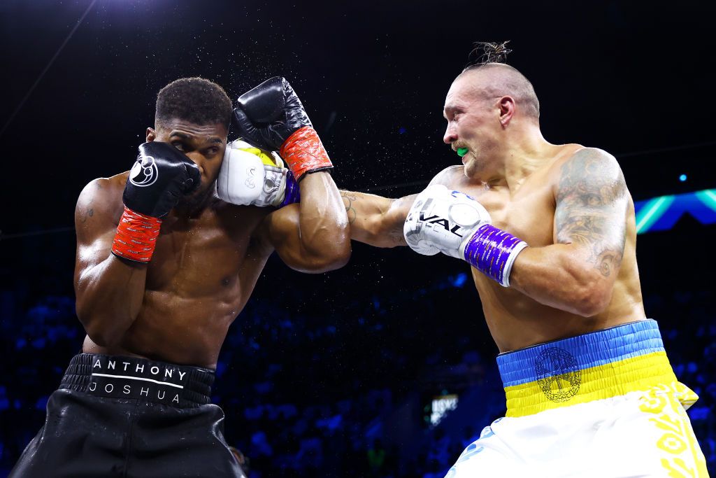 JEDDAH, SAUDI ARABIA - AUGUST 20: Oleksandr Usyk punches Anthony Joshua during their World Heavyweight Championship fight during the Rage on the Red Sea Heavyweight Title Fight at King Abdullah Sports City Arena on August 20, 2022 in Jeddah, Saudi Arabia. (Photo by Francois Nel/Getty Images)