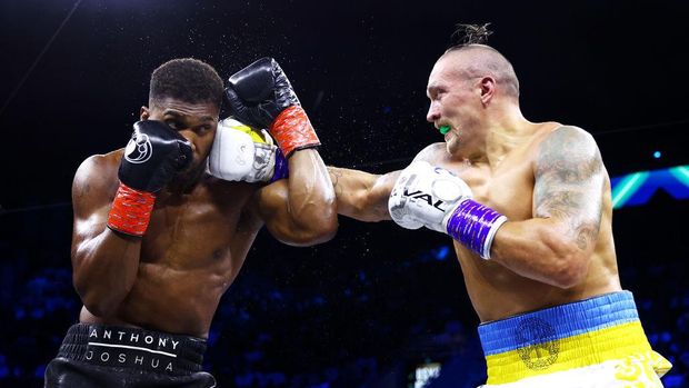 JEDDAH, SAUDI ARABIA - AUGUST 20: Oleksandr Usyk punches Anthony Joshua during their World Heavyweight Championship fight during the Rage on the Red Sea Heavyweight Title Fight at King Abdullah Sports City Arena on August 20, 2022 in Jeddah, Saudi Arabia. (Photo by Francois Nel/Getty Images)