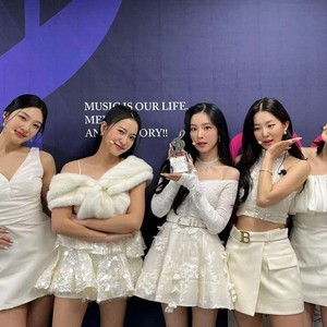 Intip Inspirasi Outfit Monokrom yang Kece ala Red Velvet hingga BTS
