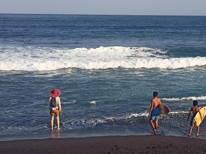 Pantai Jasri Karangasem, Pantai Cantik Ombaknya Favorit Peselancar