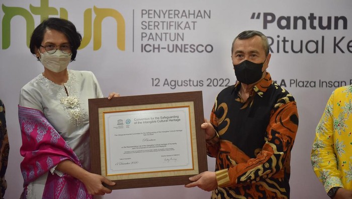 Gubernur Riau menerima sertifikat pantun 12 Agustus lalu di Jakarta. Istimewa