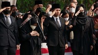 Emil Dardak dan Arumi Bachsin tampak berada di antara keluarga. Putra Hermanto Dardak itu juga memberikan penghormatan terakhir kepada ayahandanya.  Foto: Palevi/ detikHOT