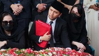 Emil Dardak dan Arumi Bachsin terlihat sedih di depan pusara ayahnya yang telah dipenuhi oleh bunga. Foto: Palevi/ detikHOT