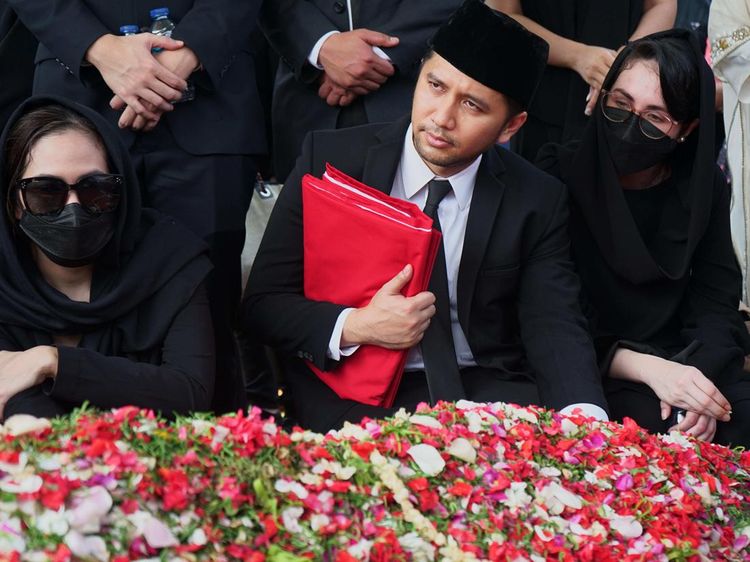 Mata Sembab Arumi Bachsin dan Emil Dardak di Pemakaman Hermanto Dardak