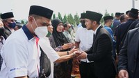 Para pelayat yang berpakaian serbahitam tampak menghadiri prosesi pemakaman di TMP Kalibata, Jakarta Selatan.  Foto: Palevi/ detikHOT
