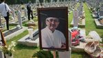 Mata Sembab Arumi Bachsin dan Emil Dardak di Pemakaman Hermanto Dardak