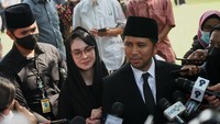 Emil Dardak memberikan keterangan kepada awak media yang meliput acara pemakaman Hermanto Dardak.  Foto: Palevi/ detikHOT