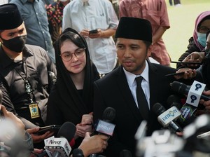 Arumi Bachsin Antarkan Ayah Mertua ke Liang Lahat, Kenang Momen Terindah