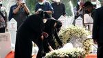 Mata Sembab Arumi Bachsin dan Emil Dardak di Pemakaman Hermanto Dardak