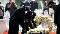Dalam prosesi, terlihat mata sembab Arumi Bachsin dan Emil Dardak yang kehilangan ayahnya secara mendadak tersebut.  Foto: Palevi/ detikHOT