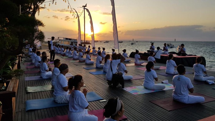 Penekun yoga di Bali turut memeriahkan rangkaian Sanur Village Festival 2022 di Pantai Sanur, Sabtu (20/8/2022) pagi.