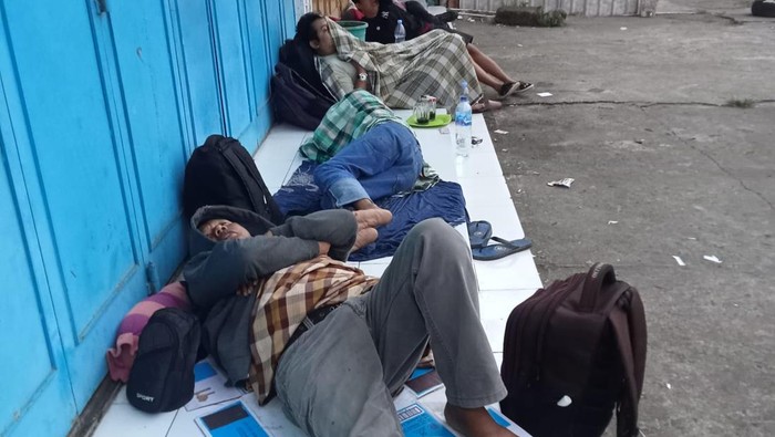 Penumpang bus antar kota antar provinsi (AKAP) PO Pares Indah terlantar di Kota Mamuju, Sulawesi Barat (Sulbar).