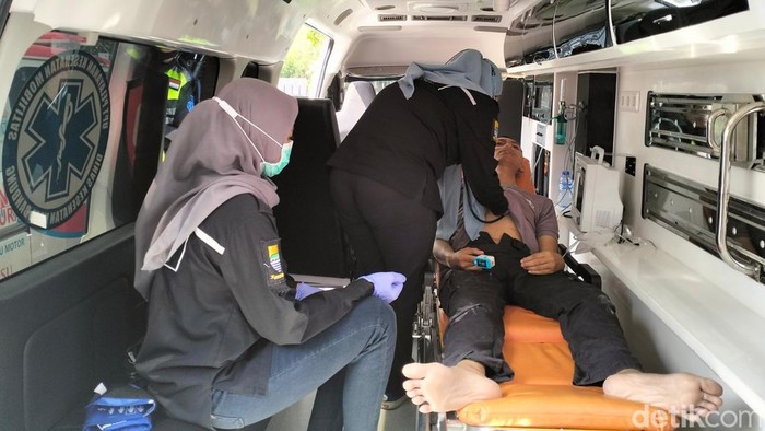 Petugas keamanan alami sesak napas ketika memadamkan kebakaran di gedung DPRD Jabar