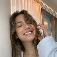 “Muka bantal-guling-selimut u name it,” tulisnya pada caption foto. Foto: Instagram/@pevpearce