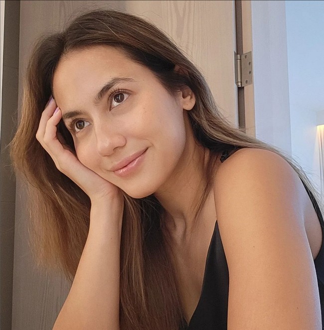 Memakai gaun satin hitam, ia tampak duduk santai sambil melihat dinamisnya kota yang dijuluki The Big Apple itu. Foto: Instagram/@pevpearce