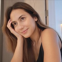 Memakai gaun satin hitam, ia tampak duduk santai sambil melihat dinamisnya kota yang dijuluki The Big Apple itu. Foto: Instagram/@pevpearce