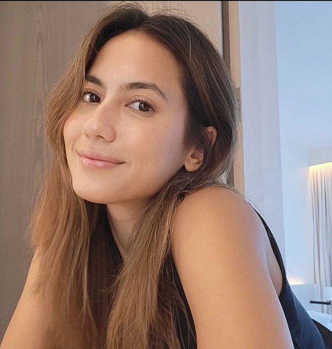 Aktris 29 tahun ini kerap kali memperlihatkan wajah tanpa makeup di media sosial. Termasuk salah satunya ketika dia mengalami jetlag setelah perjalanan panjang dari Indonesia ke Amerika. Meskipun sedang jetlag, wajah cantik Pevita Pearce tetap mempesona. Foto: Instagram/@pevpearce