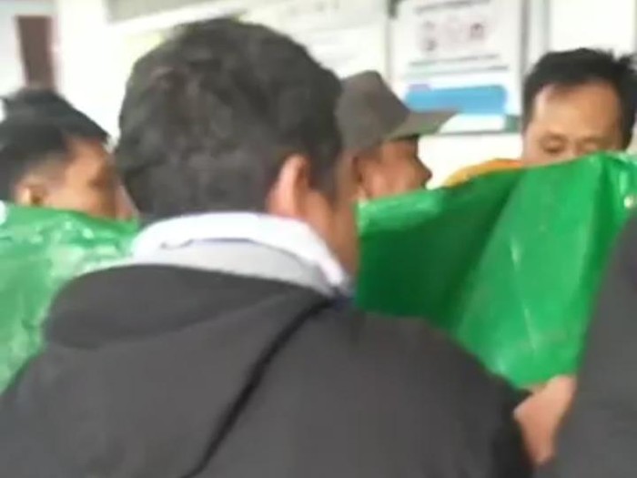 pikap terbalik dua pesepeda tewas