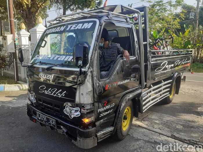 pikap terbalik dua pesepeda tewas