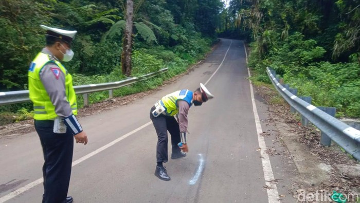 pikap terbalik tewaskan dua pesepeda