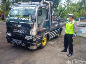 Detik-detik Pikap Terguling Tewaskan Dua Pesepeda di Banyuwangi