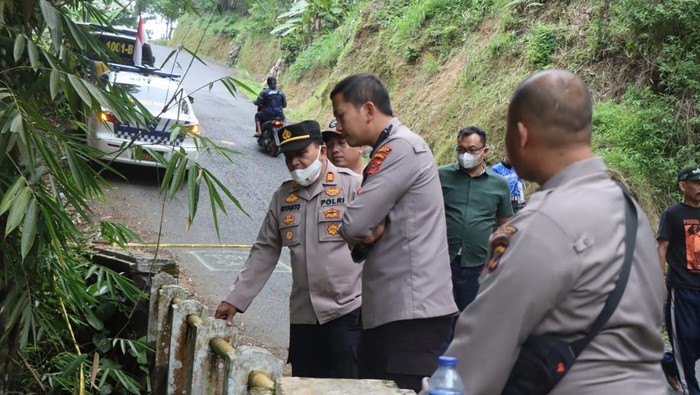 Polisi saat mengecek TKP pembunuhan di Garut