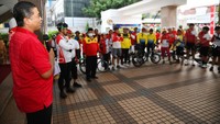 Direktur Consumer PT Bank Tabungan Negara (Persero) Tbk Hirwandi Gafar, didampingi Ketua Batara Cylling Community (BCC) Bank BTN Heveanto BR melepas lebih dari 100 pecinta sepeda BTN di Jakarta, Minggu (21/8).