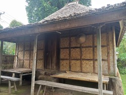 Penglingsir sekaligus pemilik rumah Bandung Rangki I Wayan Sukrata mengatakan, bangunan rumah berbahan dasar bambu, tiang penyangga hanya menggunakan bambu yang ditancapkan tanah. Alas pijaknya masih berupa tanah dan atapnya terbuat dari bambu. Sedangkan dindingnya terbuat dari gedeg berbahan dasar bambu. Foto: Made Wijaya Kusuma