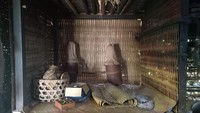 Di dalam rumah hanya ada satu ruangan, dengan dua tempat tidur untuk orang dewasa dan anak-anak. Tempat tidur orang dewasa dinamakan pademan gede, sedangkan tempat tidur anak-anak dinamakan pademan kicak. Kemudian di atas pademan gede, umumnya ada plangkiran atau tempat sembahyang bagi umat hindu di Bali. Foto: Made Wijaya Kusuma