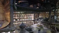 Selain tempat tidur, di dalam rumah juga terdapat pawen (dapur). Semua kebutuhan ada di dalam rumah, baik jasmani ataupun rohani. Misalnya alat-alat pusaka, perlengkapan rumah tangga, alat bekal, dan alat-alat lainnya. Foto: Made Wijaya Kusuma