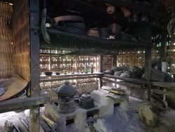Selain tempat tidur, di dalam rumah juga terdapat pawen (dapur). Semua kebutuhan ada di dalam rumah, baik jasmani ataupun rohani. Misalnya alat-alat pusaka, perlengkapan rumah tangga, alat bekal, dan alat-alat lainnya. Foto: Made Wijaya Kusuma