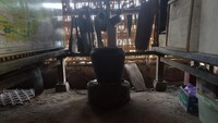 Tidak hanya tempat tidur dan pawen (dapur), di dalam Rumah Adat Bandung Rangki terdapat gebeh (tempat tradisional untuk menyimpan air minum). Rumah Adat Bandung Rangki milik Sukrata ini dibangun pada 1936, dan menjadi satu-satu rumahnya dengan arsitektur lama bahan sederhana. Foto: Made Wijaya Kusuma 